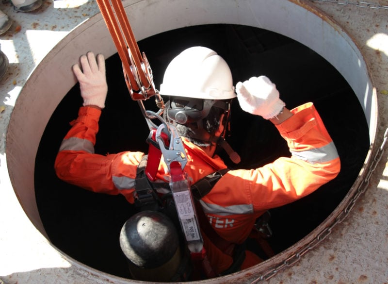 work-in-confined-space-800x585